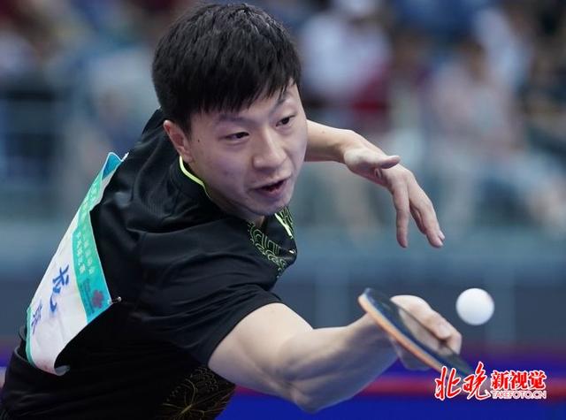猛龙先以手